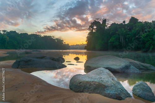 Tableau sur toile Morgendämmerung in Suriname im Dschungel auf einer Sandbank