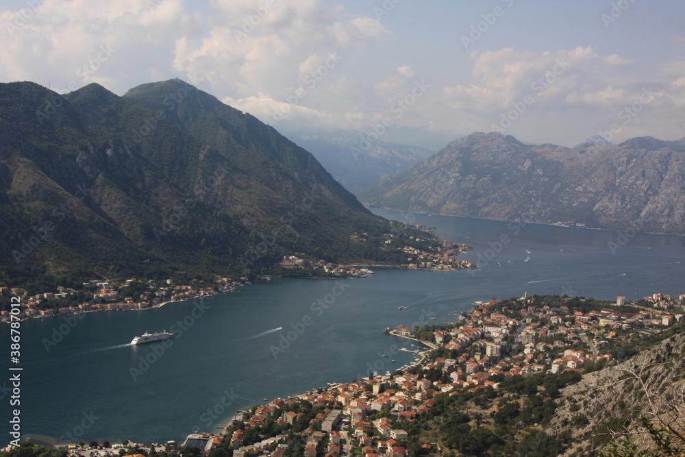 Widok z góry na zatokę Kotorską w Czarnogórze