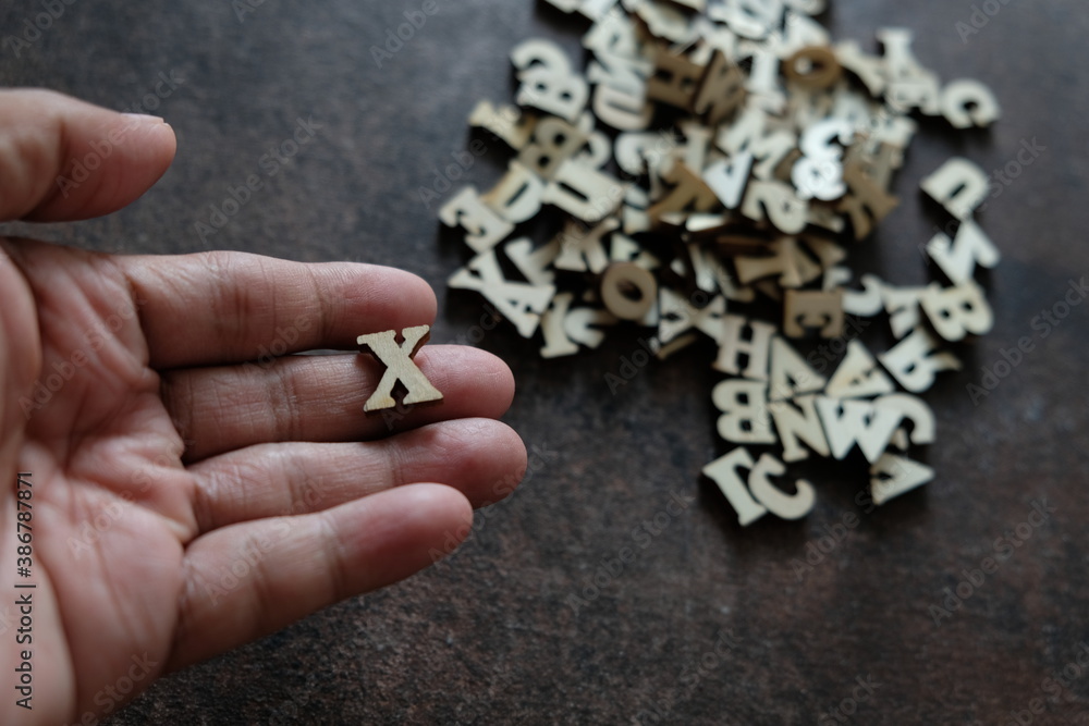 Fototapeta premium letter x in hand