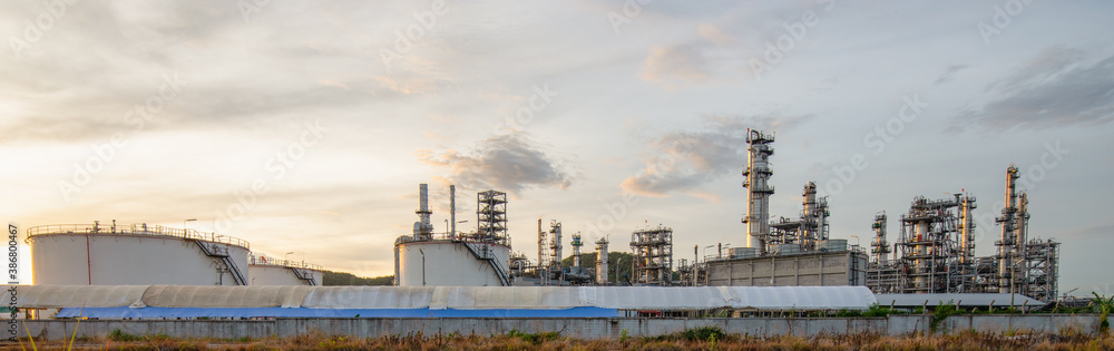 Obraz premium Industrial view of the refinery from the industrial zone in the time of sunrise and cloudy sky in Thailand.