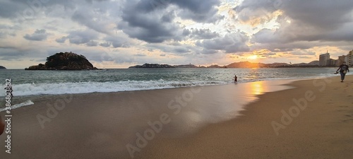 Fototapeta Naklejka Na Ścianę i Meble -  Sol, arena, mar y playas mexicanas al atardecer