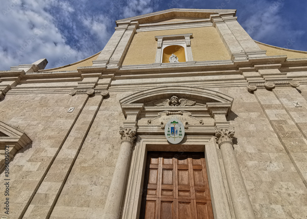 hdr chiesa antica facciata veduta dal basso pieno sole particolare cielo blu 