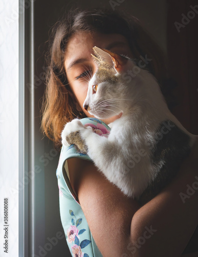 Canvas-taulu Girl holding an alley cat
