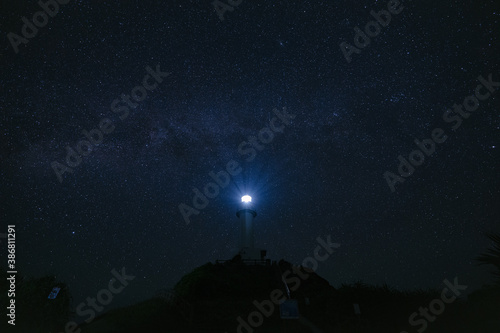  御神崎灯台と星空