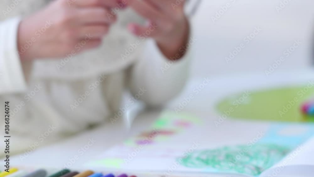 明るい家でクレヨンを使って絵を描いている可愛い子供 明るい家でクレヨンを使って絵を描いている可愛い子供