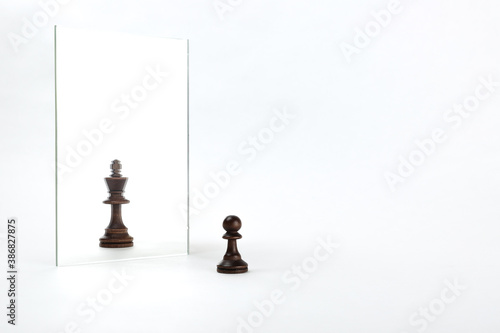 Tableau sur toile the pawn sees itself in the mirror as a king