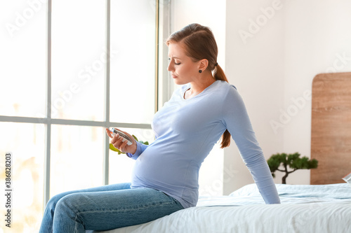 Pregnant diabetic woman mea...
