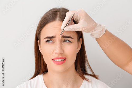 Young woman undergoing eyeb...