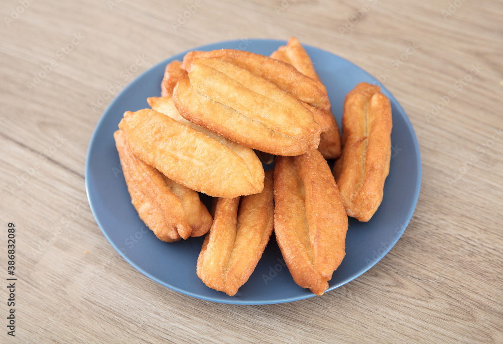 Naklejka premium A plate of golden fried dough sticks
