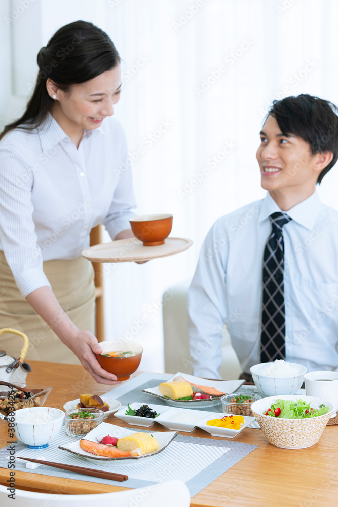 朝食の準備をする夫婦 朝食の準備をする夫婦