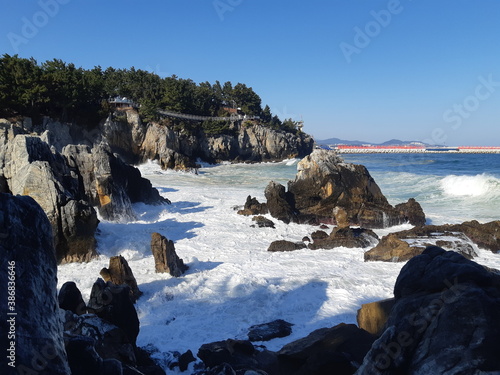 파도치는 바위해변