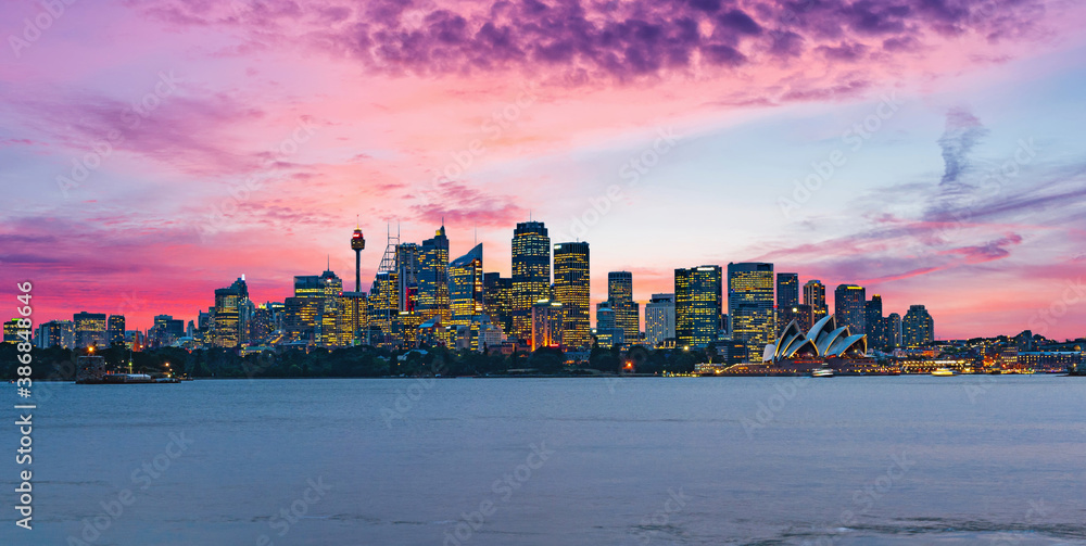 Obraz premium Beautiful dramatic sunset over Sydney skyline in Australia