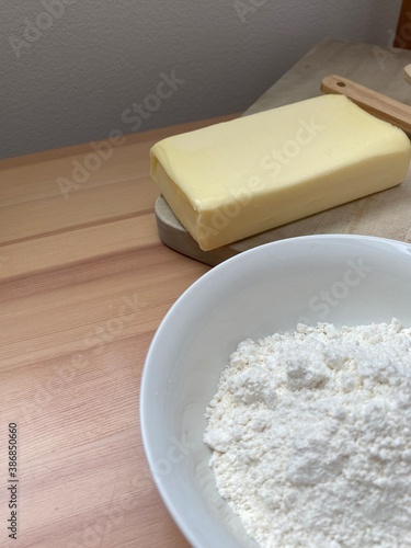 小麦粉とバターと木製キッチン