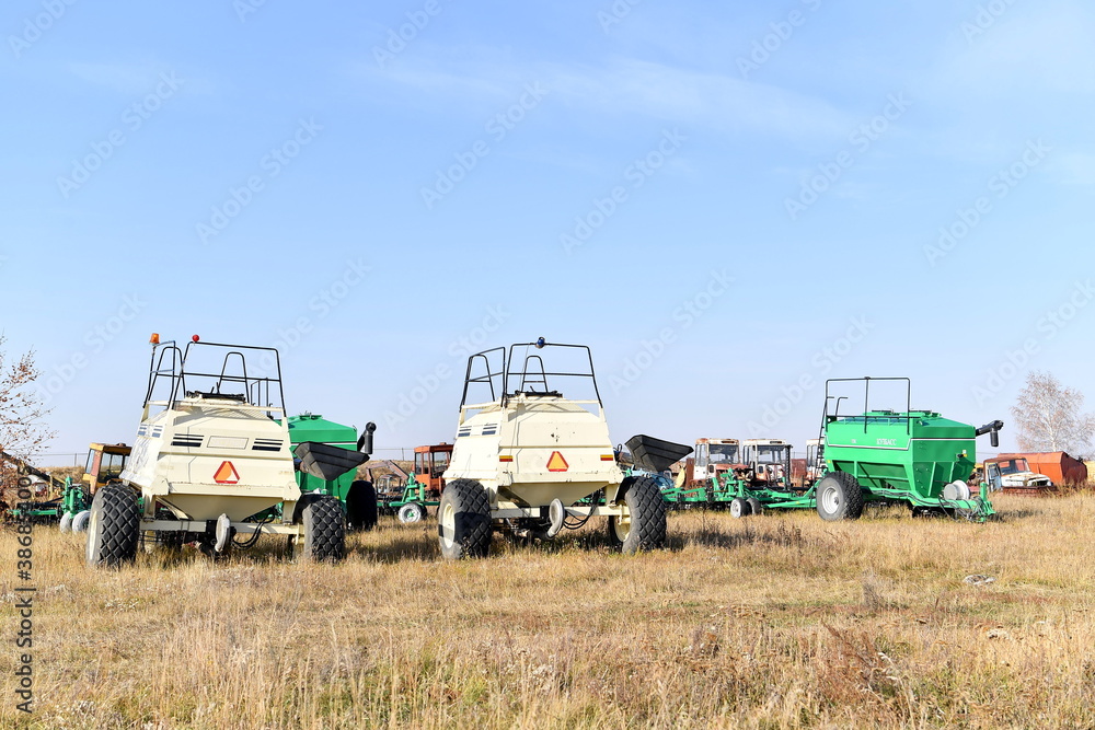 Fototapeta premium truck, construction, equipment, bulldozer, heavy, tractor, machine, industry, vehicle, machinery, big, yellow, wheel, transportation, loader, mining, road, industrial, dump, transport, dumper, excavat