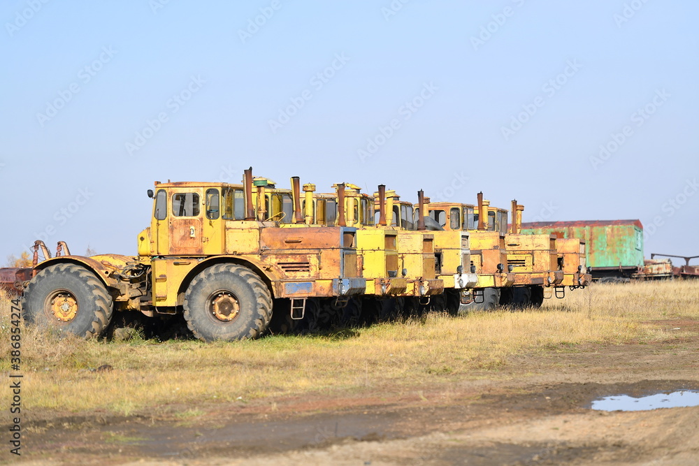 Obraz premium truck, construction, road, machine, industry, bulldozer, equipment, transport, transportation, tractor, vehicle, dump, machinery, heavy, mining, dumper, yellow, lorry, wheel, big, industrial, excavato