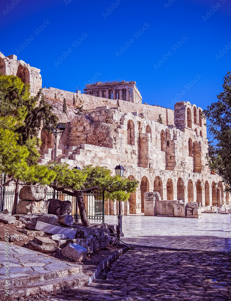 Obraz premium Parthenon and Acropolis walls over the arches of Heriodeion theater, Athens Greece