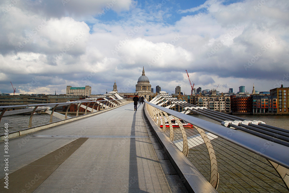 Konstfotografi Millenium Bridge leading to St