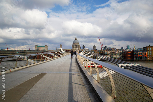 Foto Millenium Bridge leading to St