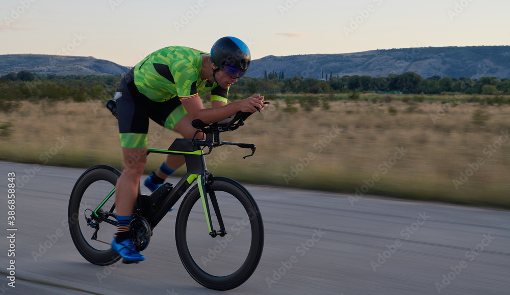 Obraz premium triathlon athlete riding a bike