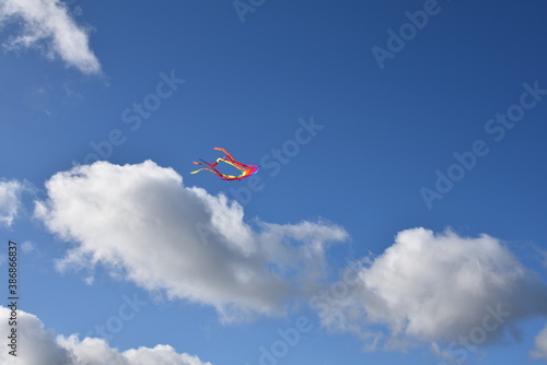 Drachen steigen lassen an einem windigen Tag im Oktober