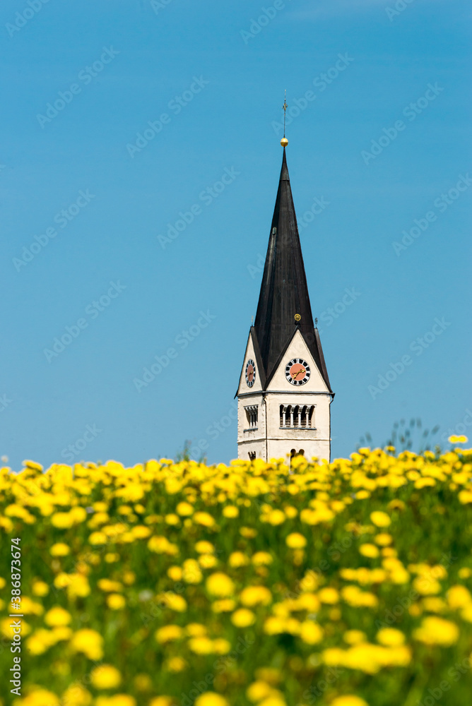 Waltenhofener Kirche im Frühling