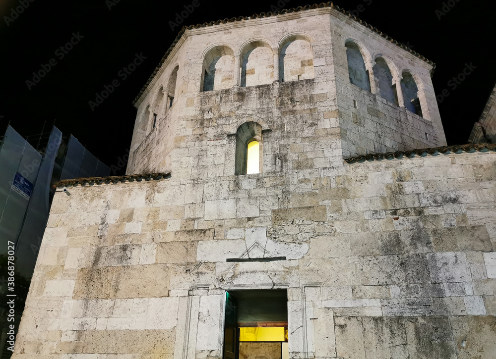 Citta medioevale italiana perticolare antico edificio finestre arco notturno