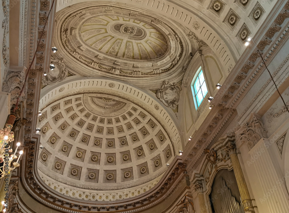 Chiesa cattolica italia particolare volta cupole archi lampadari interno