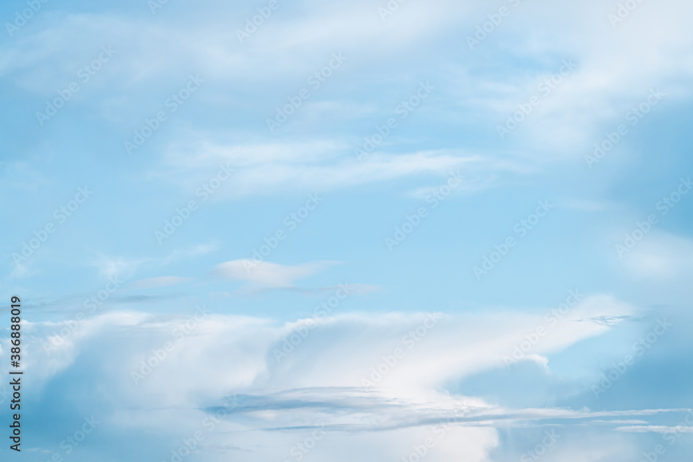 Fototapeta premium Light blue sky with fluffy clouds for relaxing background or wallpaper