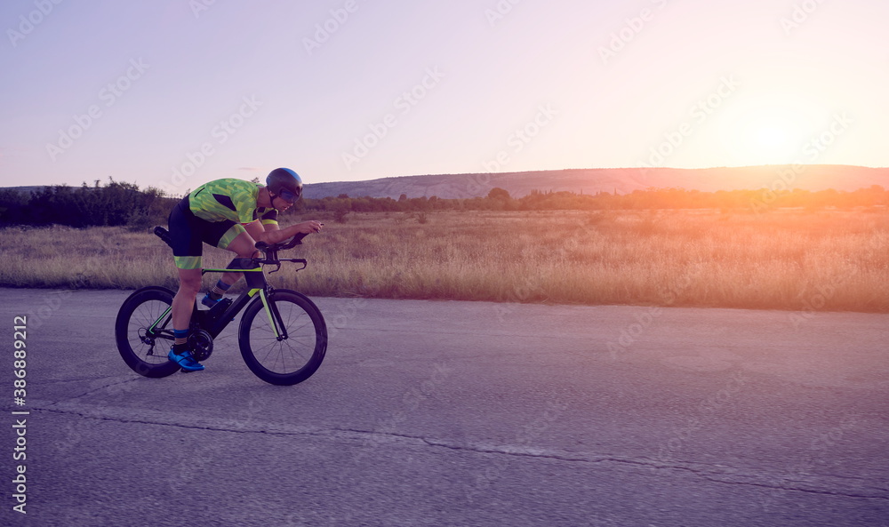 Obraz premium triathlon athlete riding a bike