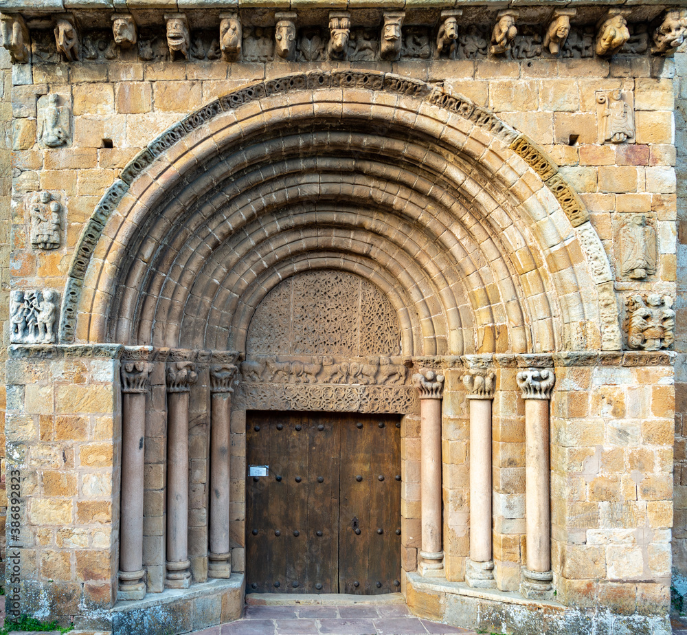 Iglesia románica de Cervatos en Cantabria, España