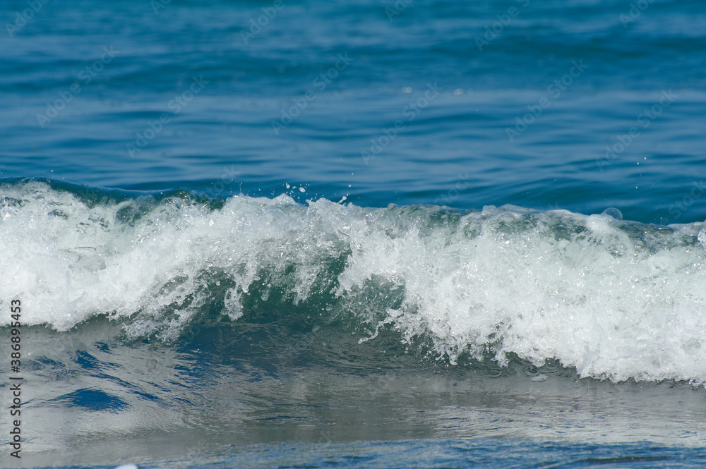 打ち寄せる波高速ｼｬｯﾀｰで波頭を撮る