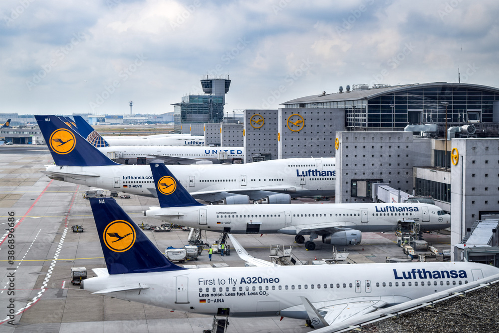 Frankfurt Flughafen Parken Lufthansa Familienschalter stock.adobe.com