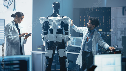 Fotografie In Robotics Development Laboratory: Chief Female Engineer and Top Male Scientist Work on a Bionics Exoskeleton Prototype