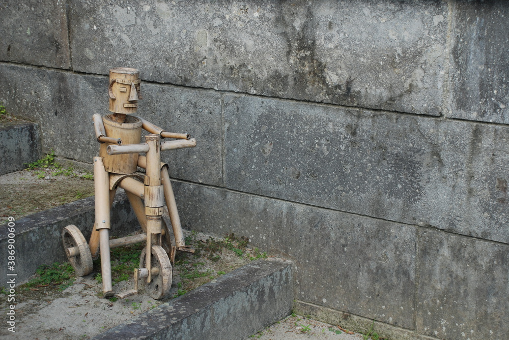 竹で作られた三輪車と子供 竹で作られた三輪車と子供