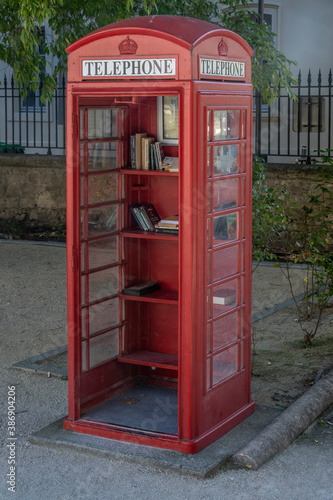 Cabine téléphonique anglaise transformée en bibliothèque © Bernard