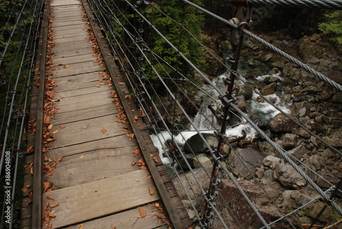吊り橋と下を流れる川