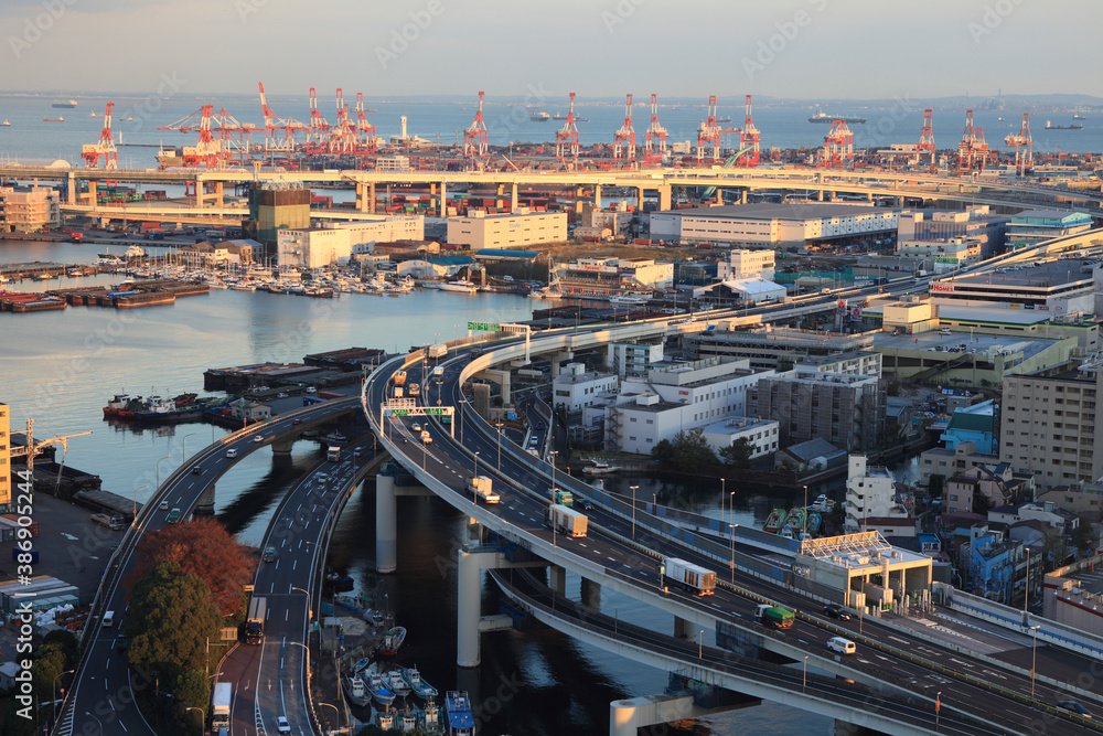 Obraz premium 横浜港と高速道路の夜景