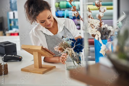 Cuadro en lienzo Beauitful woman making a flower composition at a shop
