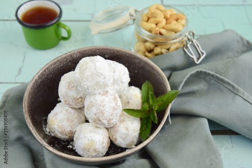 Kue Putri Salju Kacang Mede or 