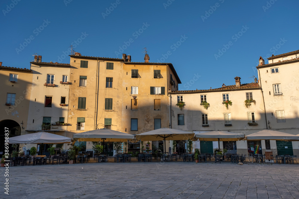 Obraz premium Piazza Anfiteatro in Lucca, Tuscany Italy on a sunny day