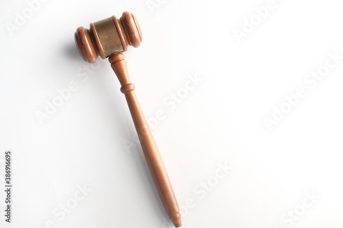 Foto top view of gavel on white background with copy space