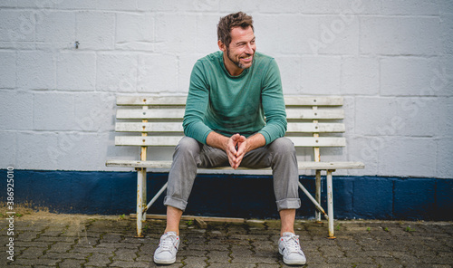 sympathischer Mann im mittleren Alter mit Positiver Ausstrahlung