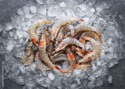Foto Fresh shrimp on ice top view.
