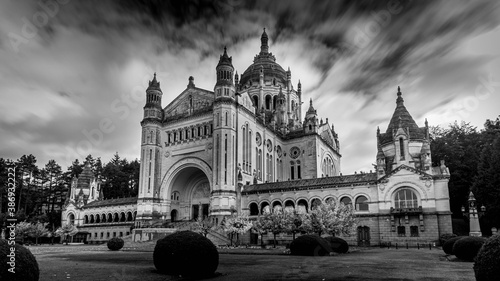 Basilique de Lisieux en noir et blanc - Normandie