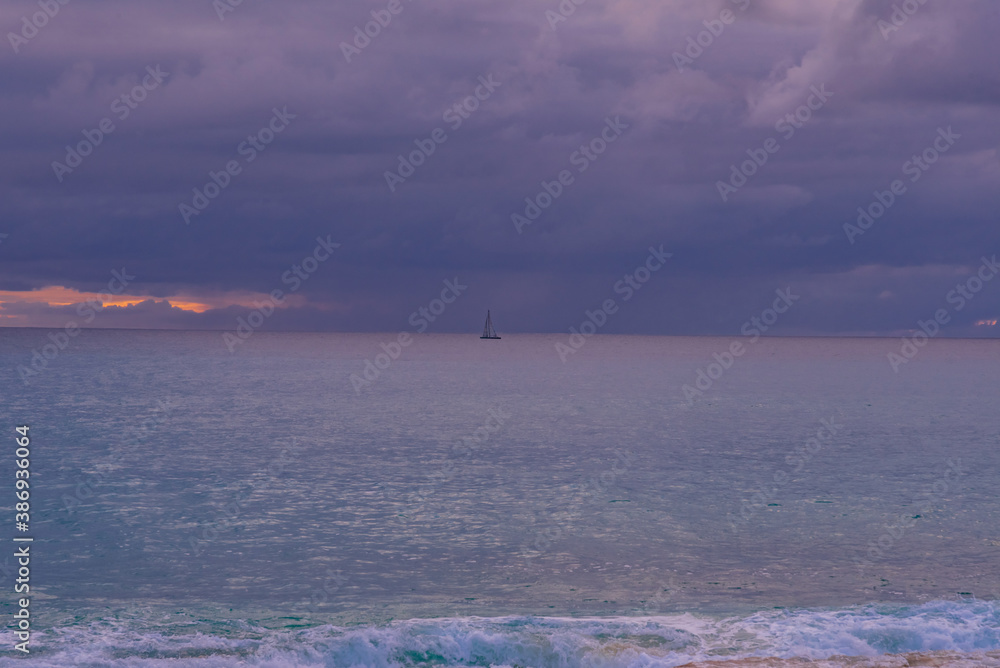 Sint Maarten, Caraibi - 23 Gennaio 2020: azzurro mare nella spiaggia dei Caraibi isola di Sint Maarten in inverno Sint Maarten, Caraibi - 23 Gennaio 2020: azzurro mare nella spiaggia dei Caraibi isola di Sint Maarten in inverno