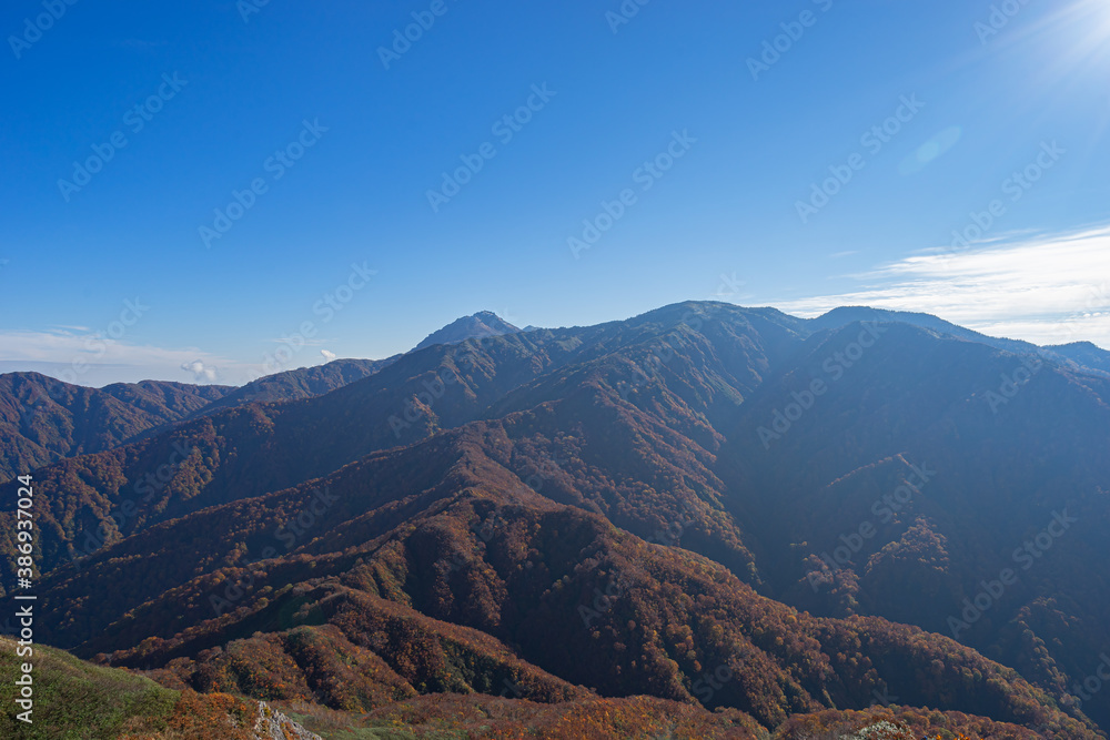 Fototapeta premium 百名山に挑戦‼ 秋の紅葉登山 (日本 - 新潟 - 雨飾山)