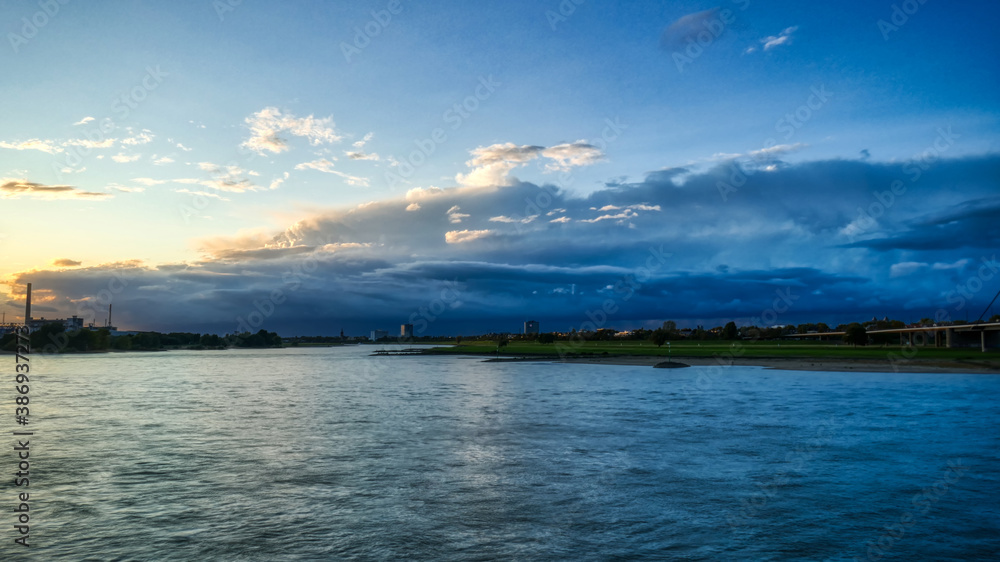 Der Rhein bei Düsseldorf nach einem Gewitter