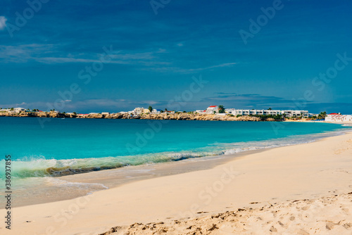 Sint Maarten, Caraibi - 23 Gennaio 2020: azzurro mare nella spiaggia dei Caraibi isola di Sint Maarten in inverno © DD25