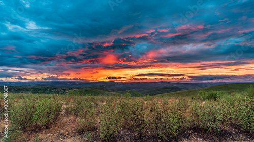 Fototapeta Naklejka Na Ścianę i Meble -  Cloudy sunset over the bush in the country