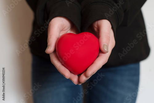 Dos manos blancas sujetando un corazón rojo © AliciaFdez